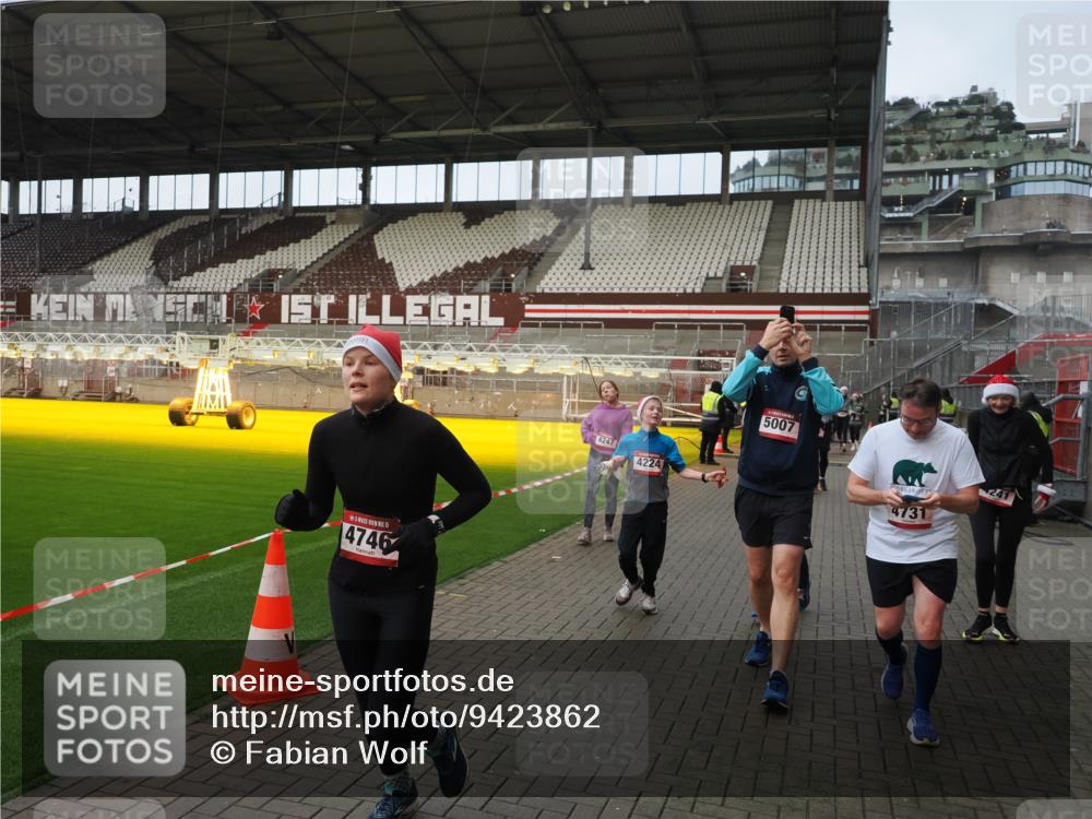 07.12.2025 - St. Pauli X-Mass-Run No. 15 Fabian Wolf http://msf.ph/oto/9423862 07.12.2025 12:03:36 Ziel 255, 258, 263, 723, 3081, 3082, 3807, 4006, 4022, 4221, 4224, 4241, 4247, 4726, 4731, 4732, 4742, 4746, 5007 meine-sportfotos.de