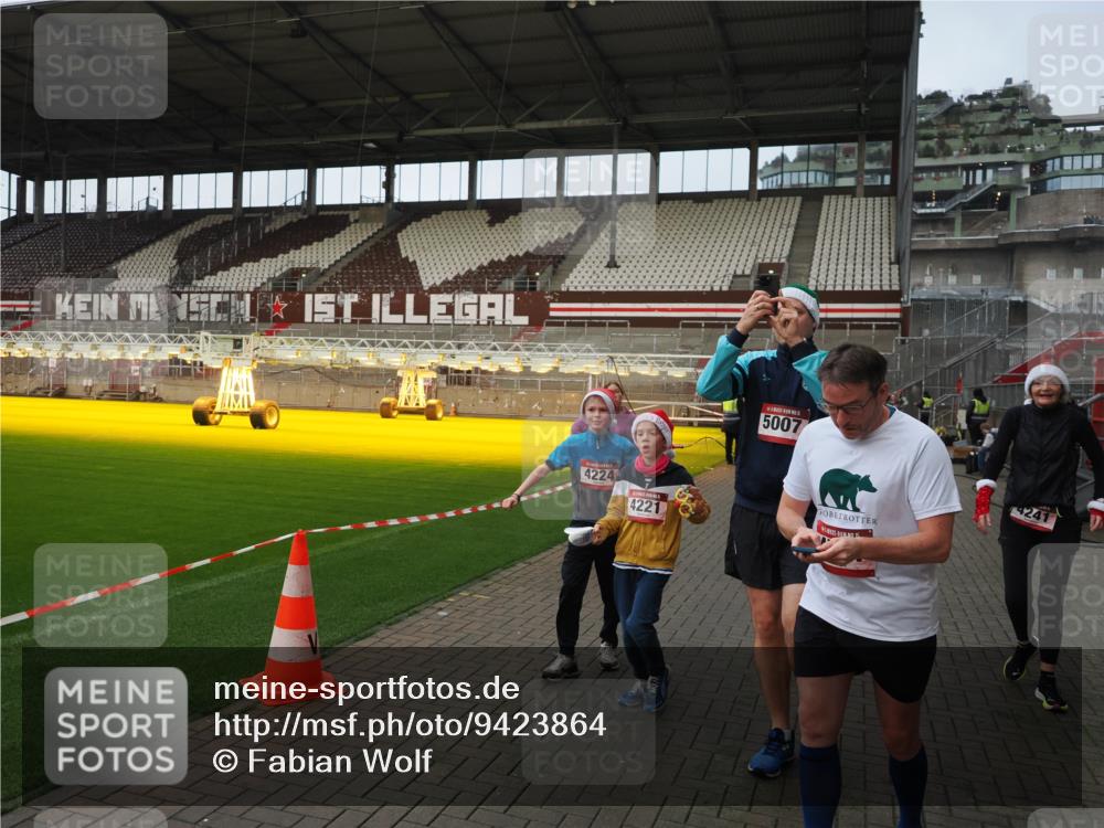 07.12.2025 - St. Pauli X-Mass-Run No. 15 Fabian Wolf http://msf.ph/oto/9423864 07.12.2025 12:03:37 Ziel 255, 258, 263, 723, 3081, 3082, 3807, 3996, 3997, 4006, 4022, 4221, 4224, 4241, 4247, 4726, 4731, 4742, 4746, 5007 meine-sportfotos.de