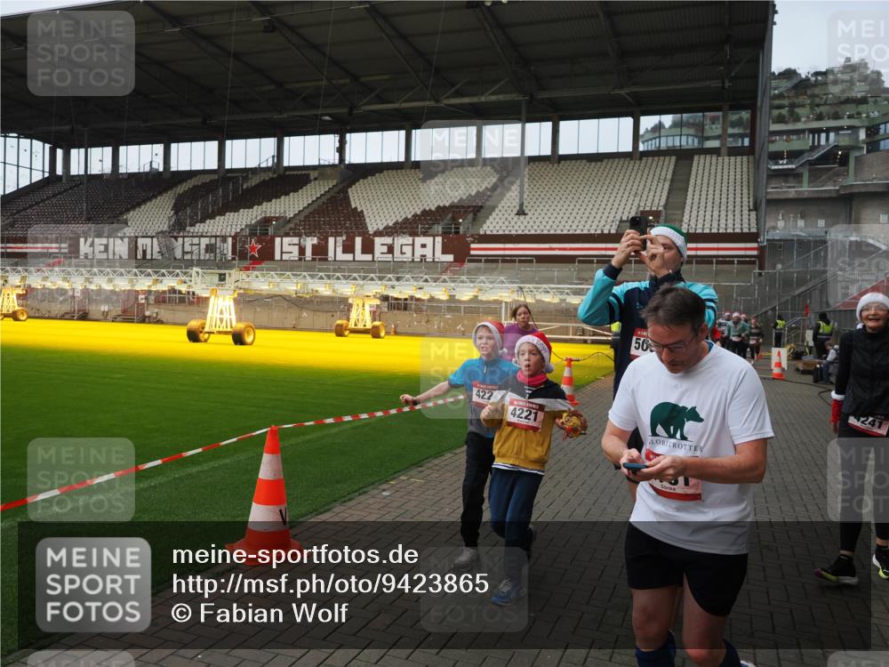 07.12.2025 - St. Pauli X-Mass-Run No. 15 Fabian Wolf http://msf.ph/oto/9423865 07.12.2025 12:03:37 Ziel 255, 258, 263, 723, 3081, 3082, 3807, 3996, 3997, 4006, 4022, 4221, 4224, 4241, 4247, 4726, 4731, 4742, 4746, 5007 meine-sportfotos.de