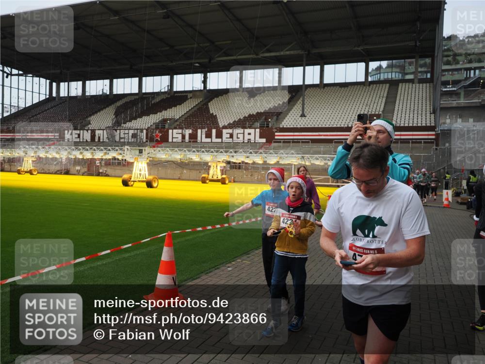 07.12.2025 - St. Pauli X-Mass-Run No. 15 Fabian Wolf http://msf.ph/oto/9423866 07.12.2025 12:03:37 Ziel 255, 258, 263, 723, 3081, 3082, 3807, 3996, 3997, 4006, 4022, 4221, 4224, 4241, 4247, 4726, 4731, 4742, 4746, 5007 meine-sportfotos.de