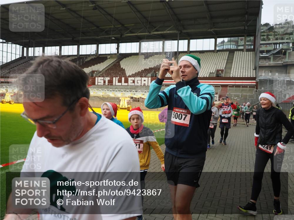 07.12.2025 - St. Pauli X-Mass-Run No. 15 Fabian Wolf http://msf.ph/oto/9423867 07.12.2025 12:03:38 Ziel 255, 258, 263, 723, 3081, 3082, 3807, 3994, 3996, 3997, 4006, 4022, 4221, 4224, 4241, 4247, 4726, 4731, 4742, 4746, 5007 meine-sportfotos.de