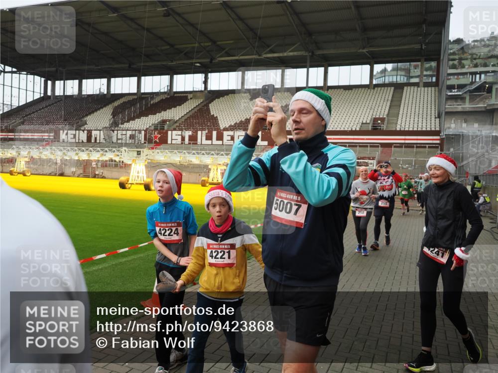 07.12.2025 - St. Pauli X-Mass-Run No. 15 Fabian Wolf http://msf.ph/oto/9423868 07.12.2025 12:03:38 Ziel 255, 258, 263, 723, 3081, 3082, 3807, 3994, 3996, 3997, 4006, 4022, 4221, 4224, 4241, 4247, 4726, 4731, 4742, 4746, 5007 meine-sportfotos.de