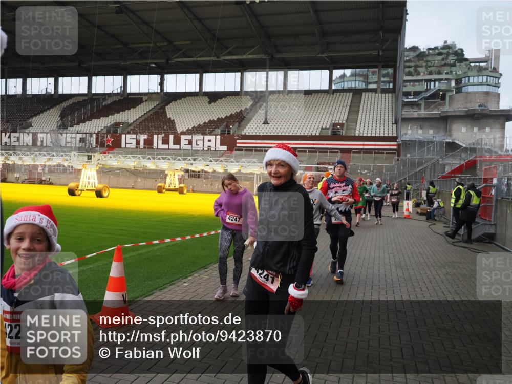 07.12.2025 - St. Pauli X-Mass-Run No. 15 Fabian Wolf http://msf.ph/oto/9423870 07.12.2025 12:03:39 Ziel 255, 258, 263, 723, 3081, 3082, 3316, 3317, 3807, 3994, 3996, 3997, 4006, 4022, 4221, 4224, 4241, 4247, 4726, 4731, 4742, 4746, 5007 meine-sportfotos.de