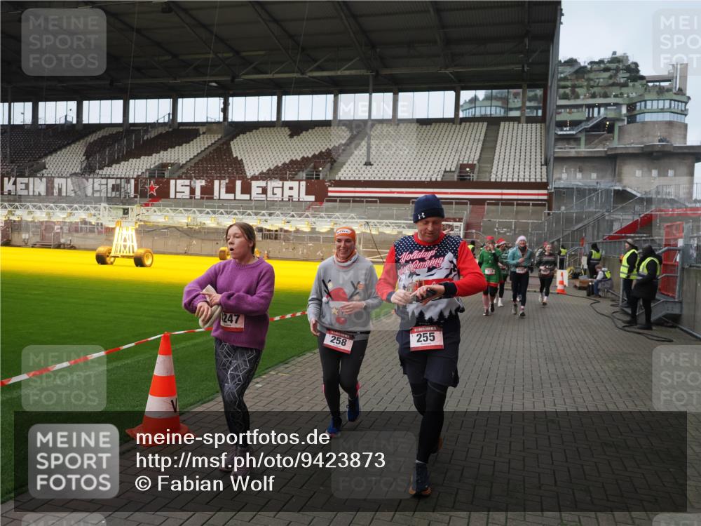 07.12.2025 - St. Pauli X-Mass-Run No. 15 Fabian Wolf http://msf.ph/oto/9423873 07.12.2025 12:03:41 Ziel 255, 258, 263, 723, 3081, 3082, 3316, 3317, 3807, 3994, 3996, 3997, 4006, 4011, 4021, 4022, 4221, 4224, 4241, 4247, 4726, 4731, 4742, 4746 meine-sportfotos.de