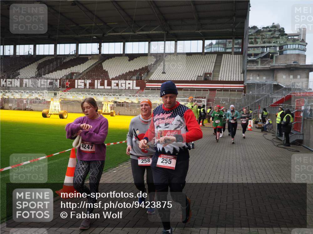 07.12.2025 - St. Pauli X-Mass-Run No. 15 Fabian Wolf http://msf.ph/oto/9423875 07.12.2025 12:03:41 Ziel 255, 258, 263, 723, 3081, 3082, 3316, 3317, 3807, 3994, 3996, 3997, 4006, 4011, 4021, 4022, 4221, 4224, 4241, 4247, 4726, 4731, 4742, 4746 meine-sportfotos.de