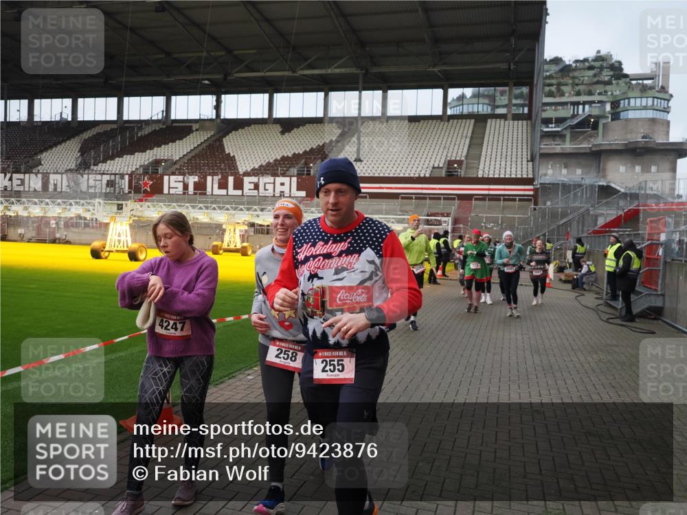 07.12.2025 - St. Pauli X-Mass-Run No. 15 Fabian Wolf http://msf.ph/oto/9423876 07.12.2025 12:03:41 Ziel 255, 258, 263, 723, 3081, 3082, 3316, 3317, 3807, 3994, 3996, 3997, 4006, 4011, 4021, 4022, 4221, 4224, 4241, 4247, 4726, 4731, 4742, 4746 meine-sportfotos.de
