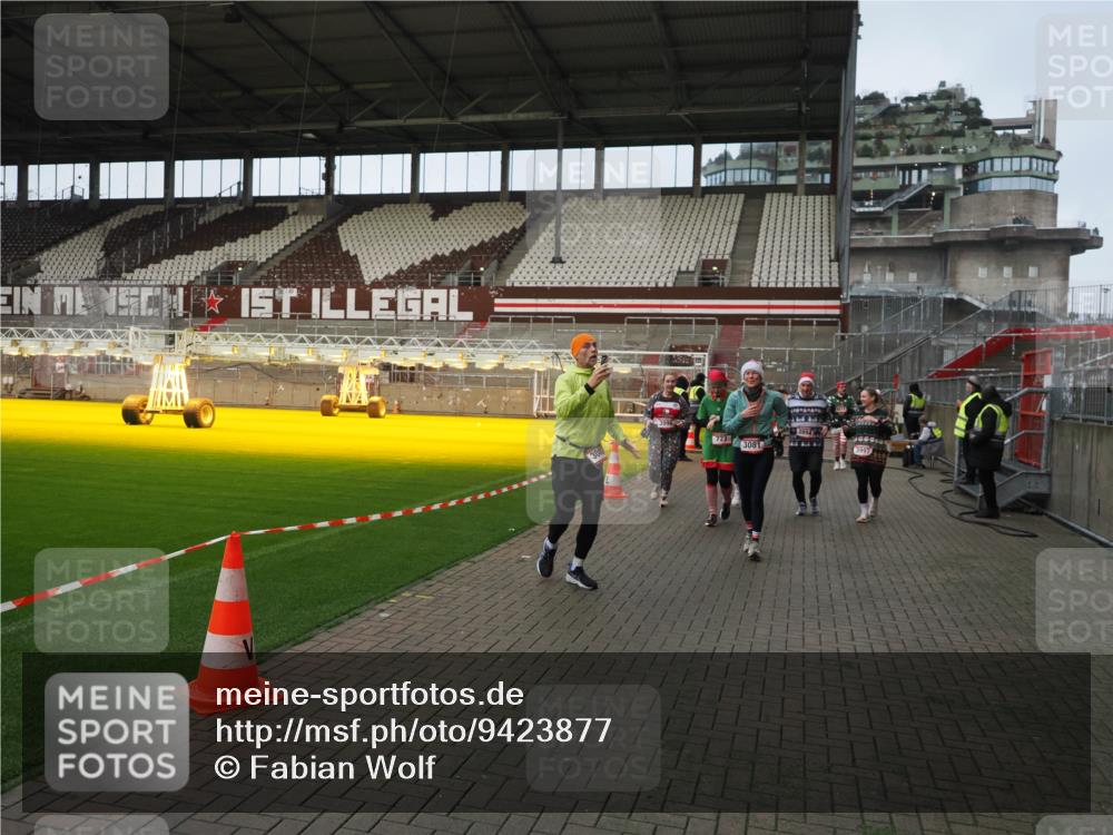 07.12.2025 - St. Pauli X-Mass-Run No. 15 Fabian Wolf http://msf.ph/oto/9423877 07.12.2025 12:03:43 Ziel 255, 258, 263, 723, 3081, 3082, 3316, 3317, 3807, 3994, 3996, 3997, 4006, 4011, 4021, 4022, 4221, 4224, 4247, 4726, 4731, 4742, 4746 meine-sportfotos.de
