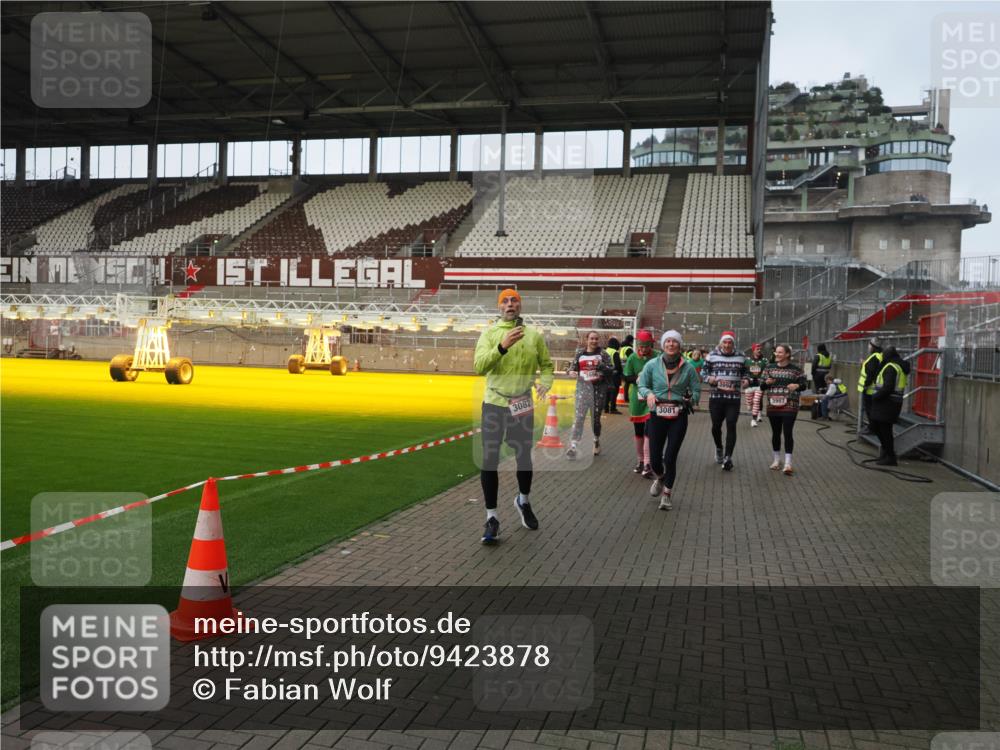 07.12.2025 - St. Pauli X-Mass-Run No. 15 Fabian Wolf http://msf.ph/oto/9423878 07.12.2025 12:03:43 Ziel 255, 258, 263, 723, 3081, 3082, 3316, 3317, 3807, 3994, 3996, 3997, 4006, 4011, 4021, 4022, 4221, 4224, 4247, 4726, 4731, 4742, 4746 meine-sportfotos.de