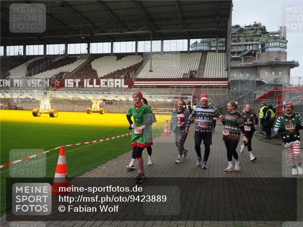 07.12.2025 - St. Pauli X-Mass-Run No. 15 Fabian Wolf http://msf.ph/oto/9423889 07.12.2025 12:03:47 Ziel 255, 258, 263, 723, 3081, 3082, 3316, 3317, 3994, 3996, 3997, 4011, 4021, 4221, 4224, 4742, 4746 meine-sportfotos.de