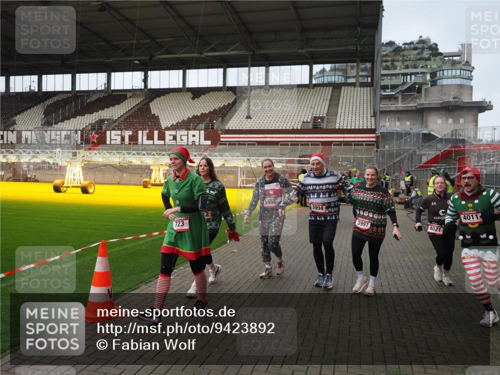 07.12.2025 - St. Pauli X-Mass-Run No. 15 Fabian Wolf http://msf.ph/oto/9423892 07.12.2025 12:03:48 Ziel 255, 258, 263, 723, 3081, 3082, 3316, 3317, 3994, 3996, 3997, 4011, 4021, 4221, 4224, 4742, 4746 meine-sportfotos.de