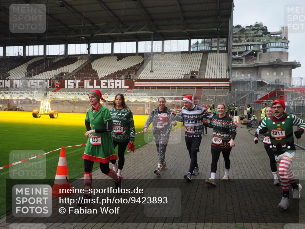 07.12.2025 - St. Pauli X-Mass-Run No. 15 Fabian Wolf http://msf.ph/oto/9423893 07.12.2025 12:03:48 Ziel 255, 258, 263, 723, 3081, 3082, 3316, 3317, 3994, 3996, 3997, 4011, 4021, 4221, 4224, 4742, 4746 meine-sportfotos.de
