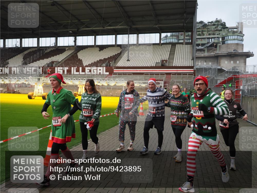 07.12.2025 - St. Pauli X-Mass-Run No. 15 Fabian Wolf http://msf.ph/oto/9423895 07.12.2025 12:03:48 Ziel 255, 258, 263, 723, 3081, 3082, 3316, 3317, 3994, 3996, 3997, 4011, 4021, 4221, 4224, 4742, 4746 meine-sportfotos.de