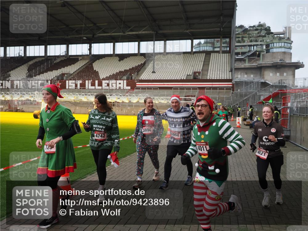 07.12.2025 - St. Pauli X-Mass-Run No. 15 Fabian Wolf http://msf.ph/oto/9423896 07.12.2025 12:03:49 Ziel 255, 258, 263, 723, 3081, 3082, 3316, 3317, 3994, 3996, 3997, 4011, 4021, 4221, 4224, 4742 meine-sportfotos.de