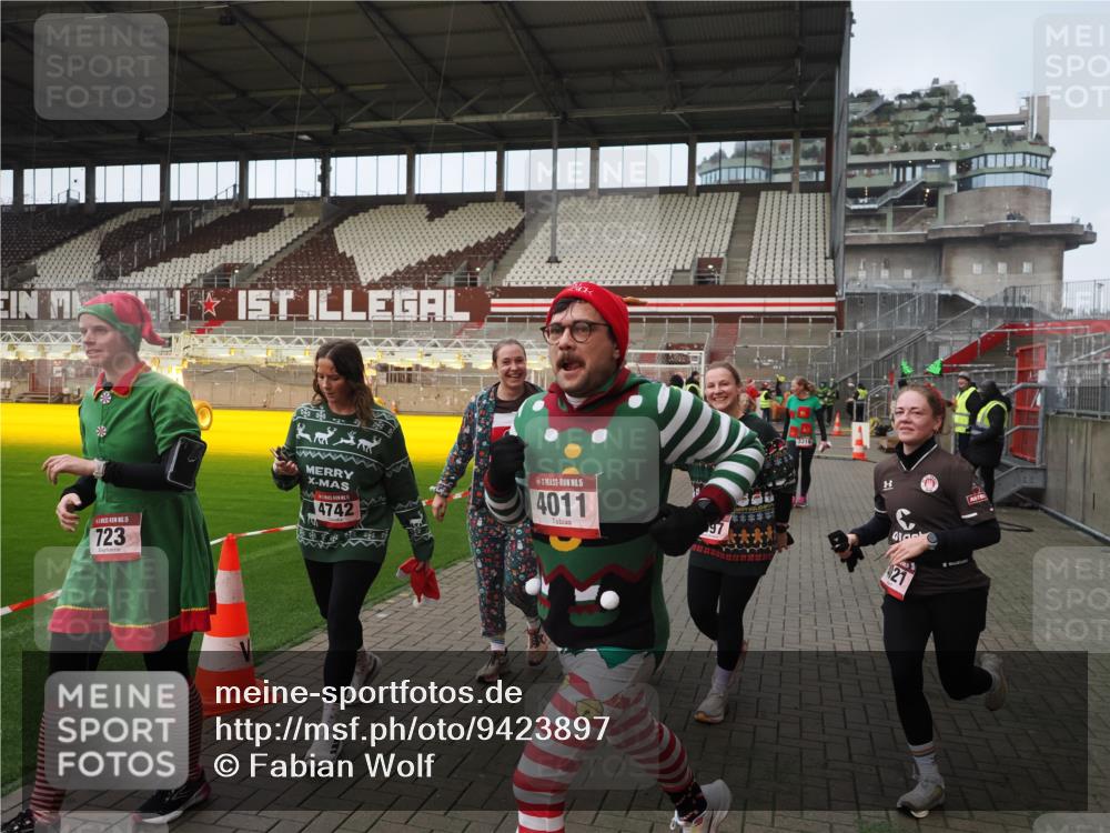 07.12.2025 - St. Pauli X-Mass-Run No. 15 Fabian Wolf http://msf.ph/oto/9423897 07.12.2025 12:03:49 Ziel 255, 258, 263, 723, 3081, 3082, 3316, 3317, 3994, 3996, 3997, 4011, 4021, 4221, 4224, 4742 meine-sportfotos.de