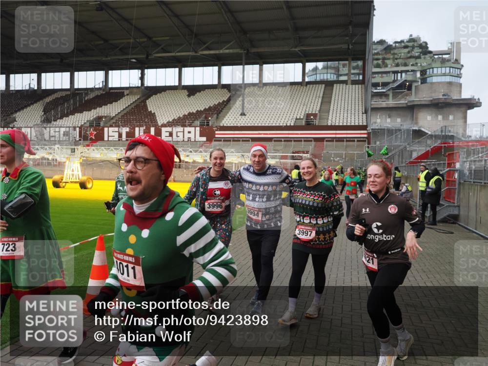 07.12.2025 - St. Pauli X-Mass-Run No. 15 Fabian Wolf http://msf.ph/oto/9423898 07.12.2025 12:03:49 Ziel 255, 258, 263, 723, 3081, 3082, 3316, 3317, 3994, 3996, 3997, 4011, 4021, 4221, 4224, 4742 meine-sportfotos.de