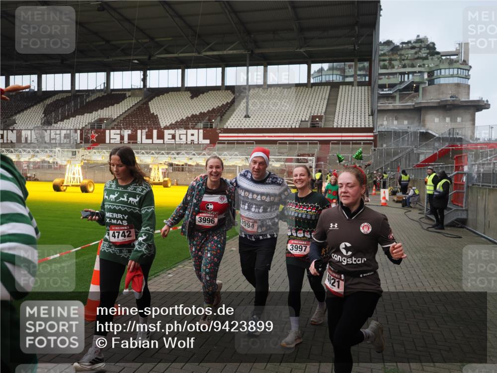 07.12.2025 - St. Pauli X-Mass-Run No. 15 Fabian Wolf http://msf.ph/oto/9423899 07.12.2025 12:03:49 Ziel 255, 258, 263, 723, 3081, 3082, 3316, 3317, 3994, 3996, 3997, 4011, 4021, 4221, 4224, 4742 meine-sportfotos.de