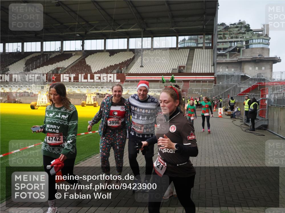 07.12.2025 - St. Pauli X-Mass-Run No. 15 Fabian Wolf http://msf.ph/oto/9423900 07.12.2025 12:03:49 Ziel 255, 258, 263, 723, 3081, 3082, 3316, 3317, 3994, 3996, 3997, 4011, 4021, 4221, 4224, 4742 meine-sportfotos.de