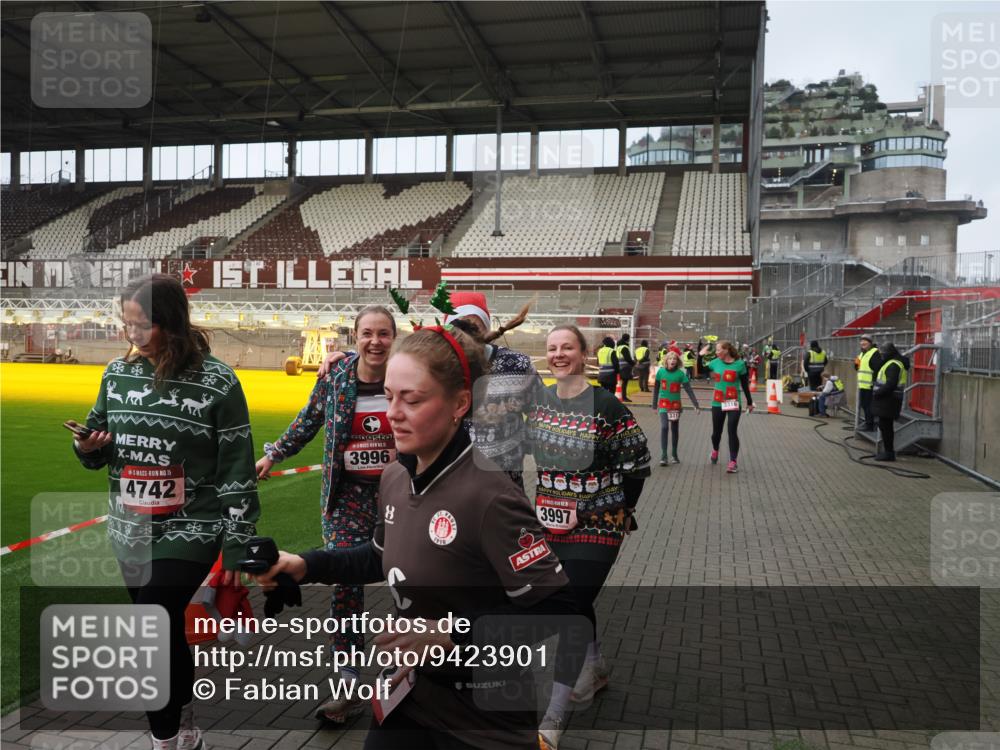 07.12.2025 - St. Pauli X-Mass-Run No. 15 Fabian Wolf http://msf.ph/oto/9423901 07.12.2025 12:03:50 Ziel 255, 258, 263, 723, 3081, 3082, 3316, 3317, 3994, 3996, 3997, 4011, 4021, 4221, 4224, 4742 meine-sportfotos.de