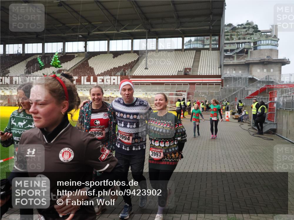 07.12.2025 - St. Pauli X-Mass-Run No. 15 Fabian Wolf http://msf.ph/oto/9423902 07.12.2025 12:03:50 Ziel 255, 258, 263, 723, 3081, 3082, 3316, 3317, 3994, 3996, 3997, 4011, 4021, 4221, 4224, 4742 meine-sportfotos.de