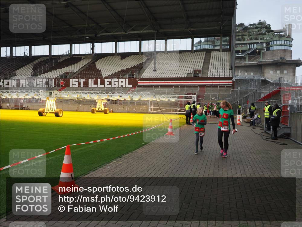 07.12.2025 - St. Pauli X-Mass-Run No. 15 Fabian Wolf http://msf.ph/oto/9423912 07.12.2025 12:03:52 Ziel 263, 723, 3081, 3082, 3316, 3317, 3994, 3996, 3997, 4011, 4021, 4742 meine-sportfotos.de