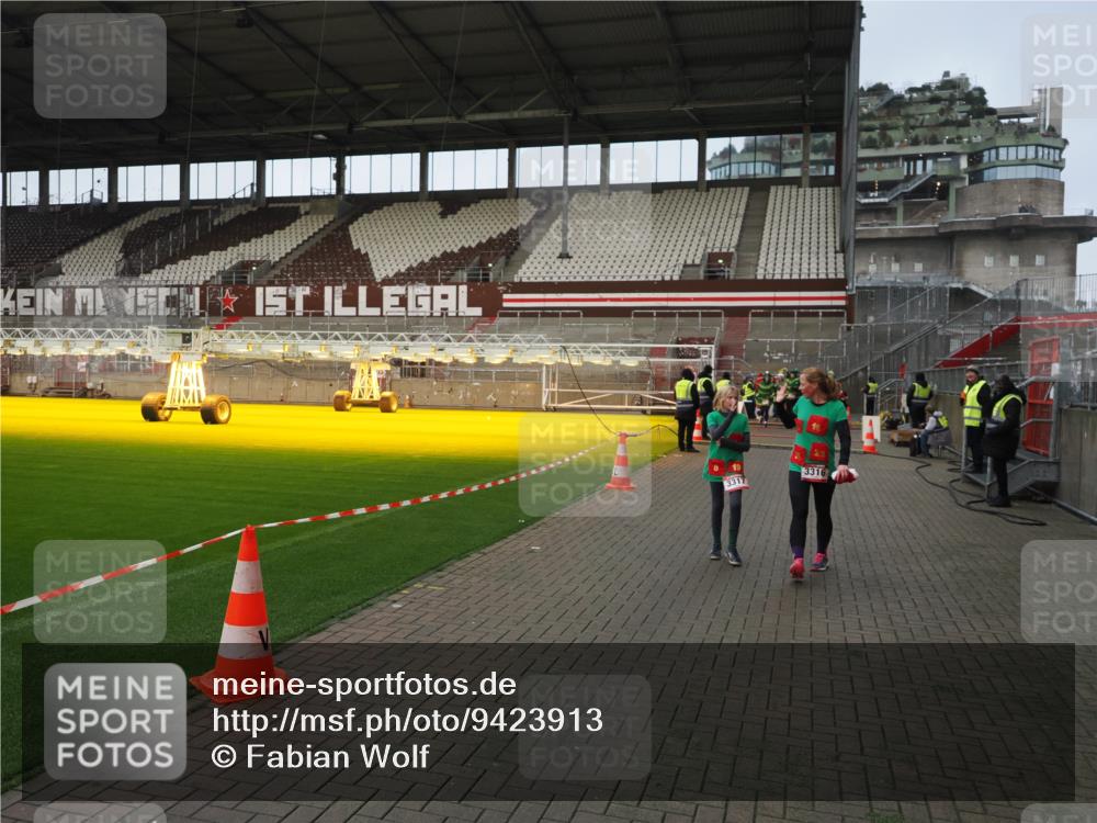 07.12.2025 - St. Pauli X-Mass-Run No. 15 Fabian Wolf http://msf.ph/oto/9423913 07.12.2025 12:03:52 Ziel 263, 723, 3081, 3082, 3316, 3317, 3994, 3996, 3997, 4011, 4021, 4742 meine-sportfotos.de