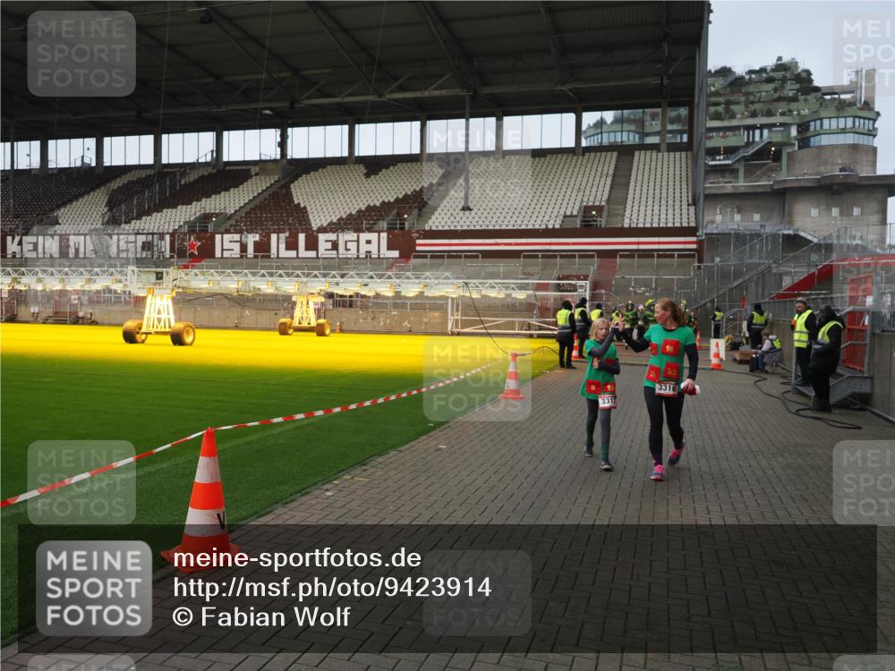 07.12.2025 - St. Pauli X-Mass-Run No. 15 Fabian Wolf http://msf.ph/oto/9423914 07.12.2025 12:03:52 Ziel 263, 723, 3081, 3082, 3316, 3317, 3994, 3996, 3997, 4011, 4021, 4742 meine-sportfotos.de