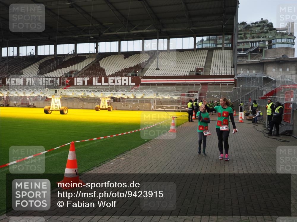 07.12.2025 - St. Pauli X-Mass-Run No. 15 Fabian Wolf http://msf.ph/oto/9423915 07.12.2025 12:03:52 Ziel 263, 723, 3081, 3082, 3316, 3317, 3994, 3996, 3997, 4011, 4021, 4742 meine-sportfotos.de