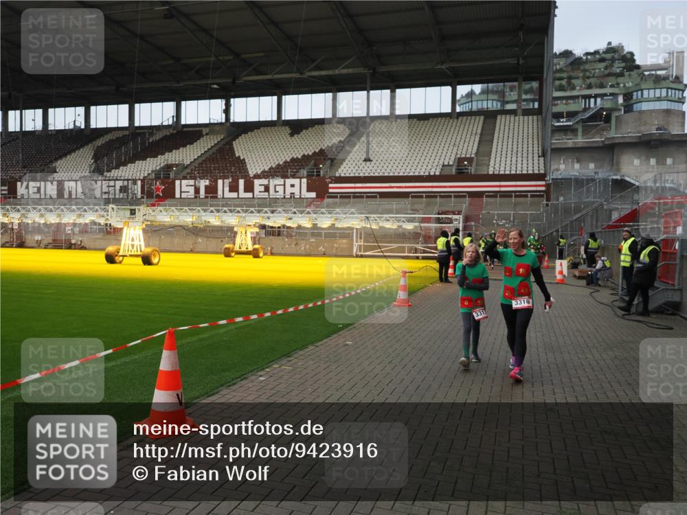 07.12.2025 - St. Pauli X-Mass-Run No. 15 Fabian Wolf http://msf.ph/oto/9423916 07.12.2025 12:03:53 Ziel 723, 3081, 3082, 3316, 3317, 3994, 3996, 3997, 4011, 4021, 4049, 4131, 4742 meine-sportfotos.de