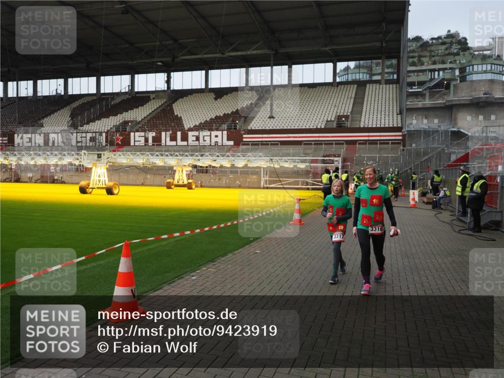 07.12.2025 - St. Pauli X-Mass-Run No. 15 Fabian Wolf http://msf.ph/oto/9423919 07.12.2025 12:03:53 Ziel 723, 3081, 3082, 3316, 3317, 3994, 3996, 3997, 4011, 4021, 4049, 4131, 4742 meine-sportfotos.de