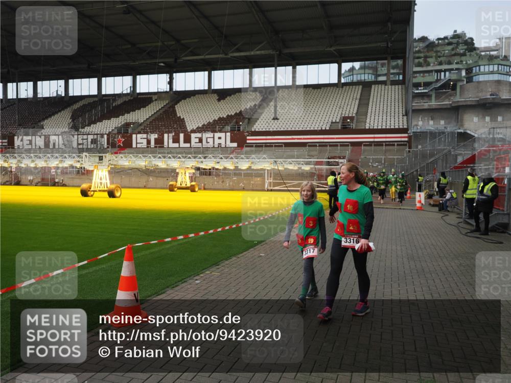 07.12.2025 - St. Pauli X-Mass-Run No. 15 Fabian Wolf http://msf.ph/oto/9423920 07.12.2025 12:03:54 Ziel 723, 3081, 3082, 3316, 3317, 3994, 3996, 3997, 4011, 4021, 4047, 4049, 4131, 4365, 4367, 4742 meine-sportfotos.de