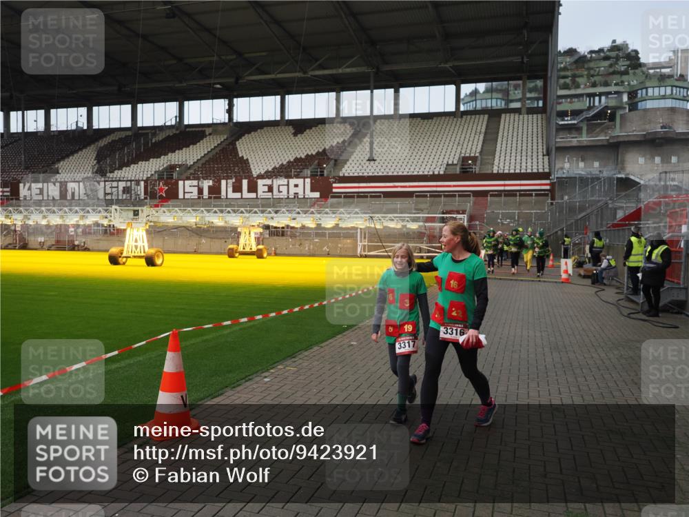 07.12.2025 - St. Pauli X-Mass-Run No. 15 Fabian Wolf http://msf.ph/oto/9423921 07.12.2025 12:03:54 Ziel 723, 3081, 3082, 3316, 3317, 3994, 3996, 3997, 4011, 4021, 4047, 4049, 4131, 4365, 4367, 4742 meine-sportfotos.de