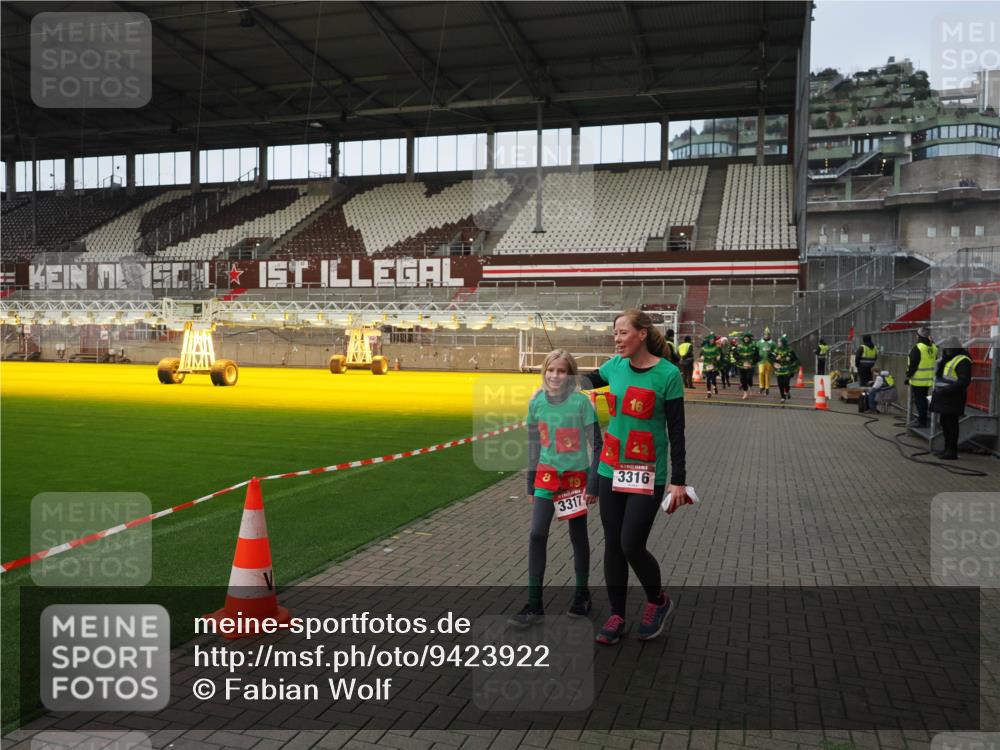 07.12.2025 - St. Pauli X-Mass-Run No. 15 Fabian Wolf http://msf.ph/oto/9423922 07.12.2025 12:03:54 Ziel 723, 3081, 3082, 3316, 3317, 3994, 3996, 3997, 4011, 4021, 4047, 4049, 4131, 4365, 4367, 4742 meine-sportfotos.de