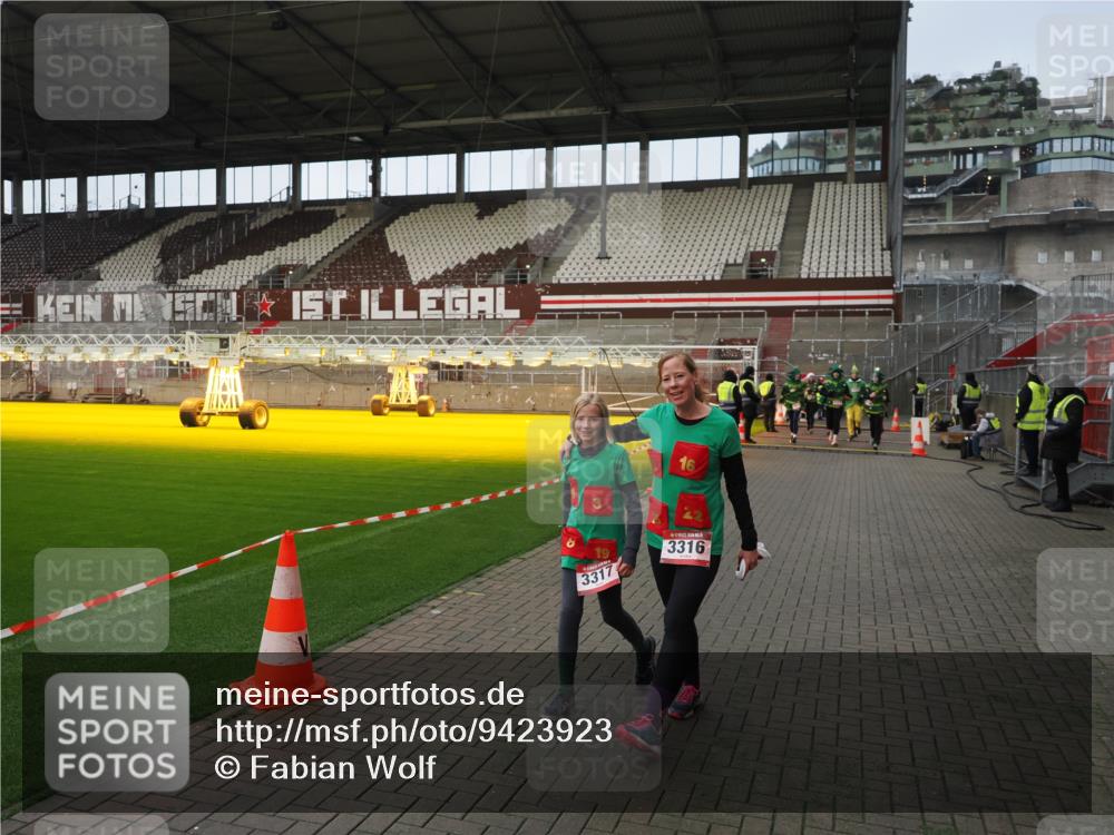 07.12.2025 - St. Pauli X-Mass-Run No. 15 Fabian Wolf http://msf.ph/oto/9423923 07.12.2025 12:03:55 Ziel 723, 1236, 1357, 3081, 3082, 3316, 3317, 3753, 3851, 3994, 3996, 3997, 4011, 4021, 4047, 4049, 4131, 4365, 4367, 4742 meine-sportfotos.de