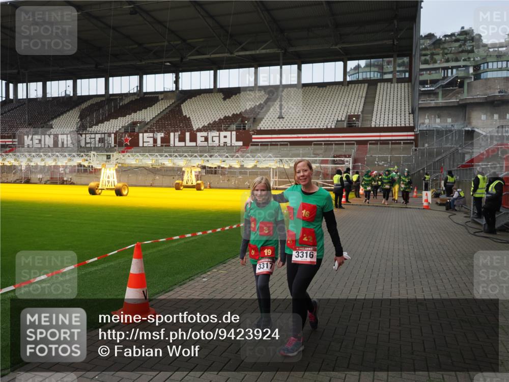 07.12.2025 - St. Pauli X-Mass-Run No. 15 Fabian Wolf http://msf.ph/oto/9423924 07.12.2025 12:03:55 Ziel 723, 1236, 1357, 3081, 3082, 3316, 3317, 3753, 3851, 3994, 3996, 3997, 4011, 4021, 4047, 4049, 4131, 4365, 4367, 4742 meine-sportfotos.de