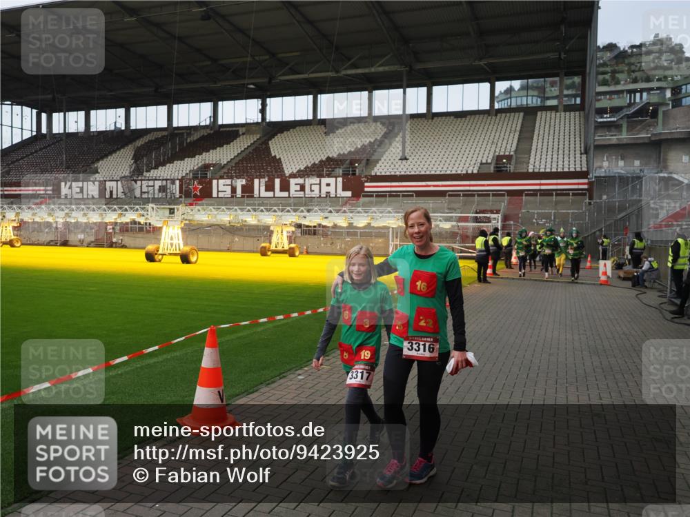 07.12.2025 - St. Pauli X-Mass-Run No. 15 Fabian Wolf http://msf.ph/oto/9423925 07.12.2025 12:03:55 Ziel 723, 1236, 1357, 3081, 3082, 3316, 3317, 3753, 3851, 3994, 3996, 3997, 4011, 4021, 4047, 4049, 4131, 4365, 4367, 4742 meine-sportfotos.de