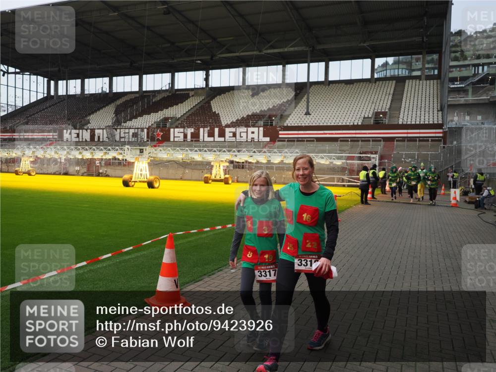 07.12.2025 - St. Pauli X-Mass-Run No. 15 Fabian Wolf http://msf.ph/oto/9423926 07.12.2025 12:03:55 Ziel 723, 1236, 1357, 3081, 3082, 3316, 3317, 3753, 3851, 3994, 3996, 3997, 4011, 4021, 4047, 4049, 4131, 4365, 4367, 4742 meine-sportfotos.de
