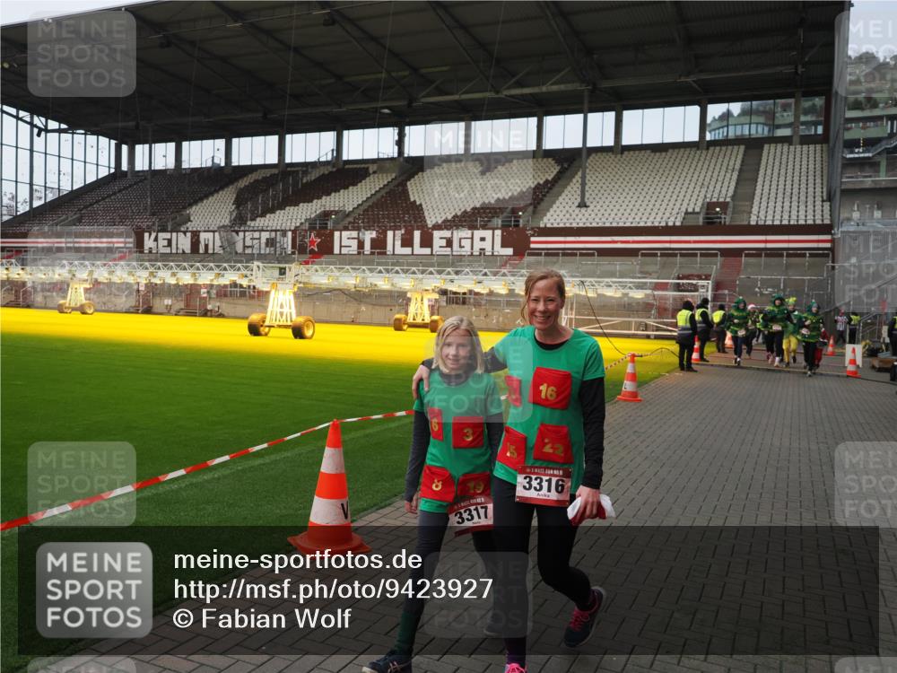 07.12.2025 - St. Pauli X-Mass-Run No. 15 Fabian Wolf http://msf.ph/oto/9423927 07.12.2025 12:03:55 Ziel 723, 1236, 1357, 3081, 3082, 3316, 3317, 3753, 3851, 3994, 3996, 3997, 4011, 4021, 4047, 4049, 4131, 4365, 4367, 4742 meine-sportfotos.de