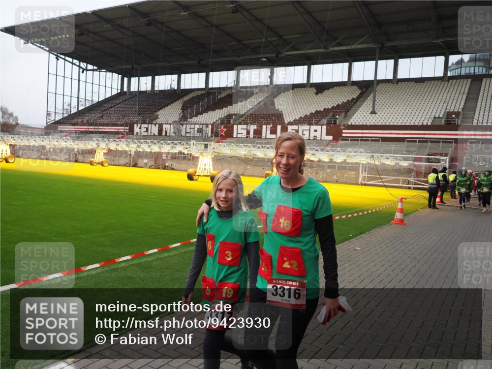07.12.2025 - St. Pauli X-Mass-Run No. 15 Fabian Wolf http://msf.ph/oto/9423930 07.12.2025 12:03:56 Ziel 1236, 1357, 3081, 3082, 3316, 3317, 3753, 3851, 3994, 3996, 3997, 4011, 4021, 4047, 4049, 4131, 4365, 4367, 4742 meine-sportfotos.de