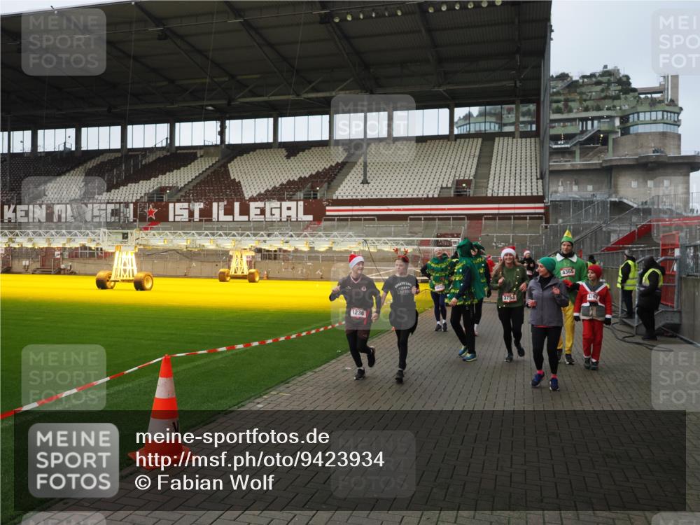07.12.2025 - St. Pauli X-Mass-Run No. 15 Fabian Wolf http://msf.ph/oto/9423934 07.12.2025 12:04:03 Ziel 778, 795, 923, 1236, 1357, 3753, 3851, 4047, 4049, 4131, 4365, 4367 meine-sportfotos.de