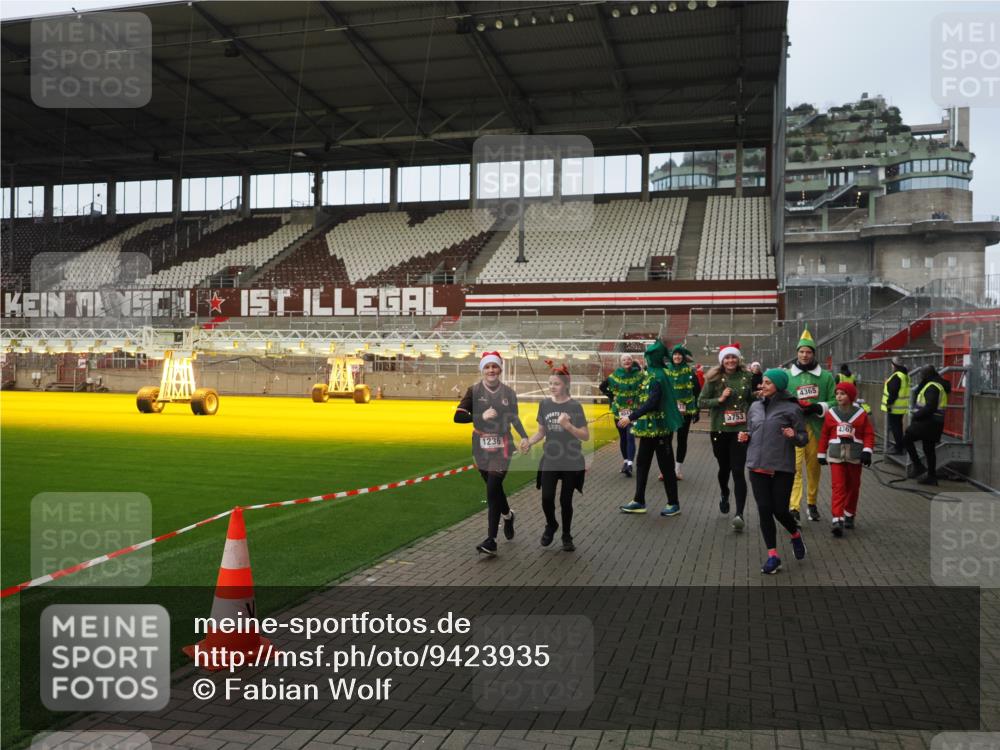 07.12.2025 - St. Pauli X-Mass-Run No. 15 Fabian Wolf http://msf.ph/oto/9423935 07.12.2025 12:04:03 Ziel 778, 795, 923, 1236, 1357, 3753, 3851, 4047, 4049, 4131, 4365, 4367 meine-sportfotos.de