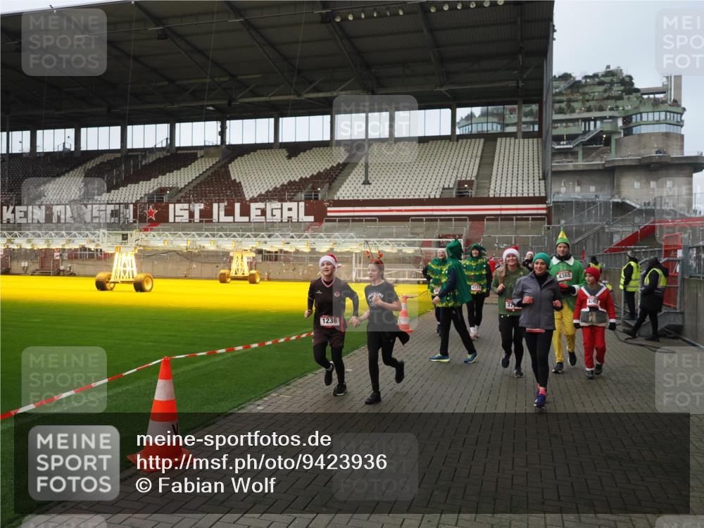 07.12.2025 - St. Pauli X-Mass-Run No. 15 Fabian Wolf http://msf.ph/oto/9423936 07.12.2025 12:04:03 Ziel 778, 795, 923, 1236, 1357, 3753, 3851, 4047, 4049, 4131, 4365, 4367 meine-sportfotos.de