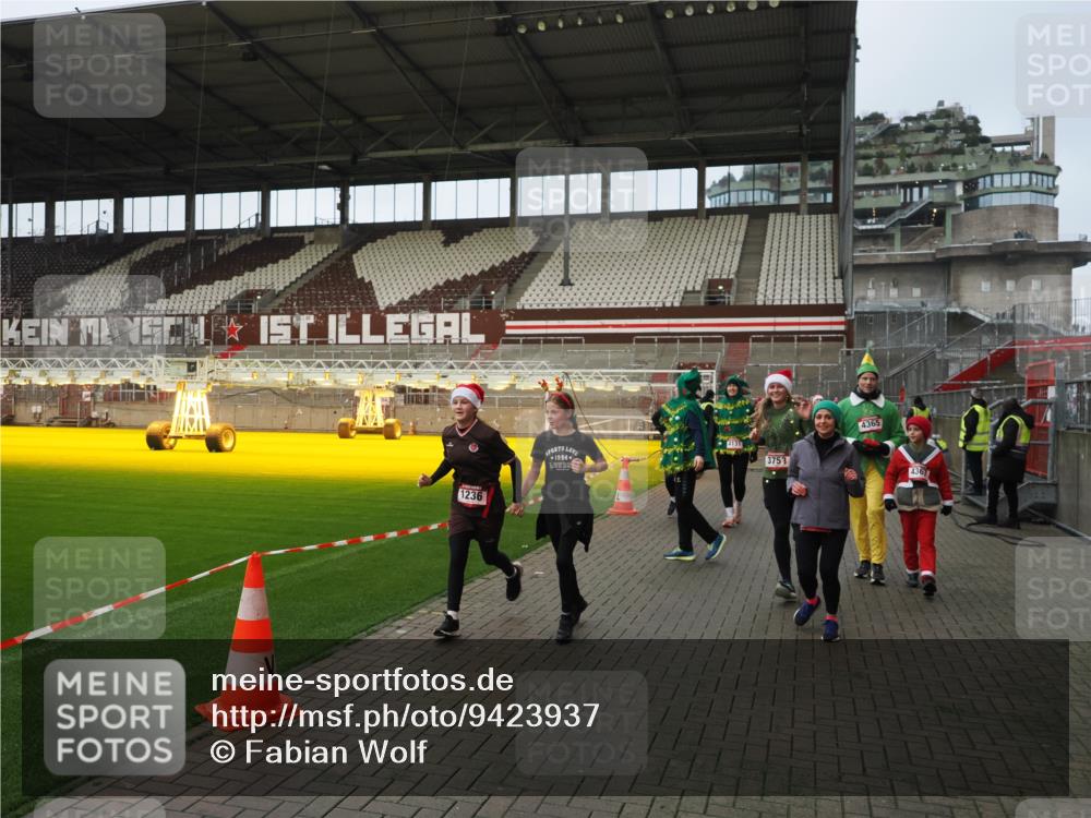 07.12.2025 - St. Pauli X-Mass-Run No. 15 Fabian Wolf http://msf.ph/oto/9423937 07.12.2025 12:04:04 Ziel 778, 795, 923, 1236, 1357, 3121, 3753, 3851, 4047, 4049, 4131, 4365, 4367 meine-sportfotos.de