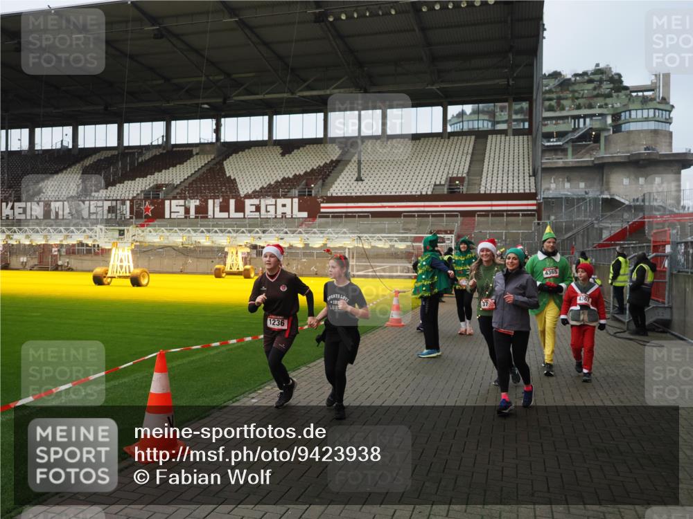 07.12.2025 - St. Pauli X-Mass-Run No. 15 Fabian Wolf http://msf.ph/oto/9423938 07.12.2025 12:04:04 Ziel 778, 795, 923, 1236, 1357, 3121, 3753, 3851, 4047, 4049, 4131, 4365, 4367 meine-sportfotos.de