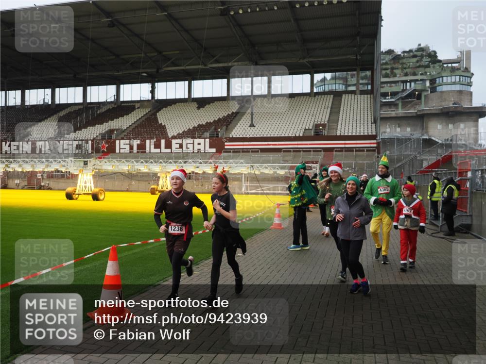 07.12.2025 - St. Pauli X-Mass-Run No. 15 Fabian Wolf http://msf.ph/oto/9423939 07.12.2025 12:04:04 Ziel 778, 795, 923, 1236, 1357, 3121, 3753, 3851, 4047, 4049, 4131, 4365, 4367 meine-sportfotos.de
