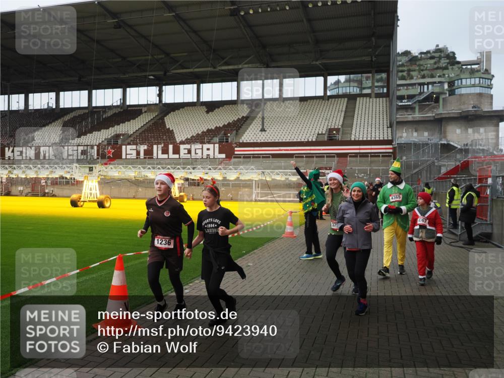 07.12.2025 - St. Pauli X-Mass-Run No. 15 Fabian Wolf http://msf.ph/oto/9423940 07.12.2025 12:04:04 Ziel 778, 795, 923, 1236, 1357, 3121, 3753, 3851, 4047, 4049, 4131, 4365, 4367 meine-sportfotos.de
