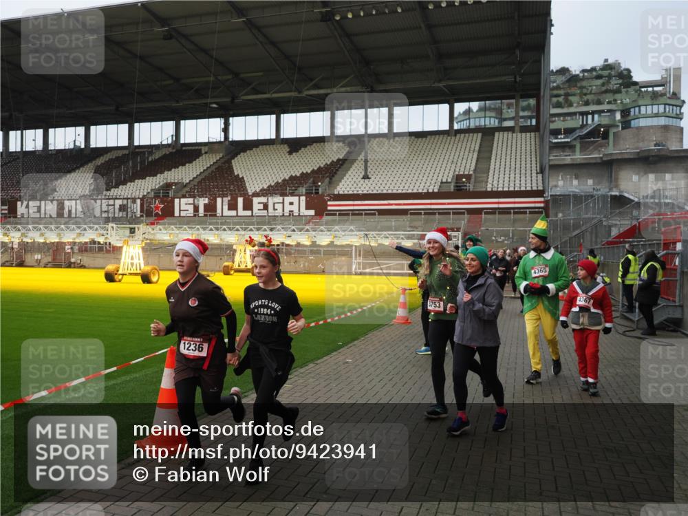 07.12.2025 - St. Pauli X-Mass-Run No. 15 Fabian Wolf http://msf.ph/oto/9423941 07.12.2025 12:04:04 Ziel 778, 795, 923, 1236, 1357, 3121, 3753, 3851, 4047, 4049, 4131, 4365, 4367 meine-sportfotos.de