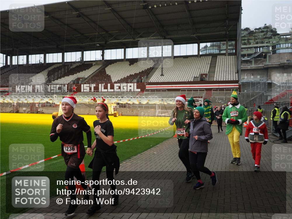 07.12.2025 - St. Pauli X-Mass-Run No. 15 Fabian Wolf http://msf.ph/oto/9423942 07.12.2025 12:04:05 Ziel 778, 795, 923, 1236, 1357, 2091, 3121, 3753, 3851, 3983, 3985, 4047, 4049, 4131, 4365, 4367 meine-sportfotos.de