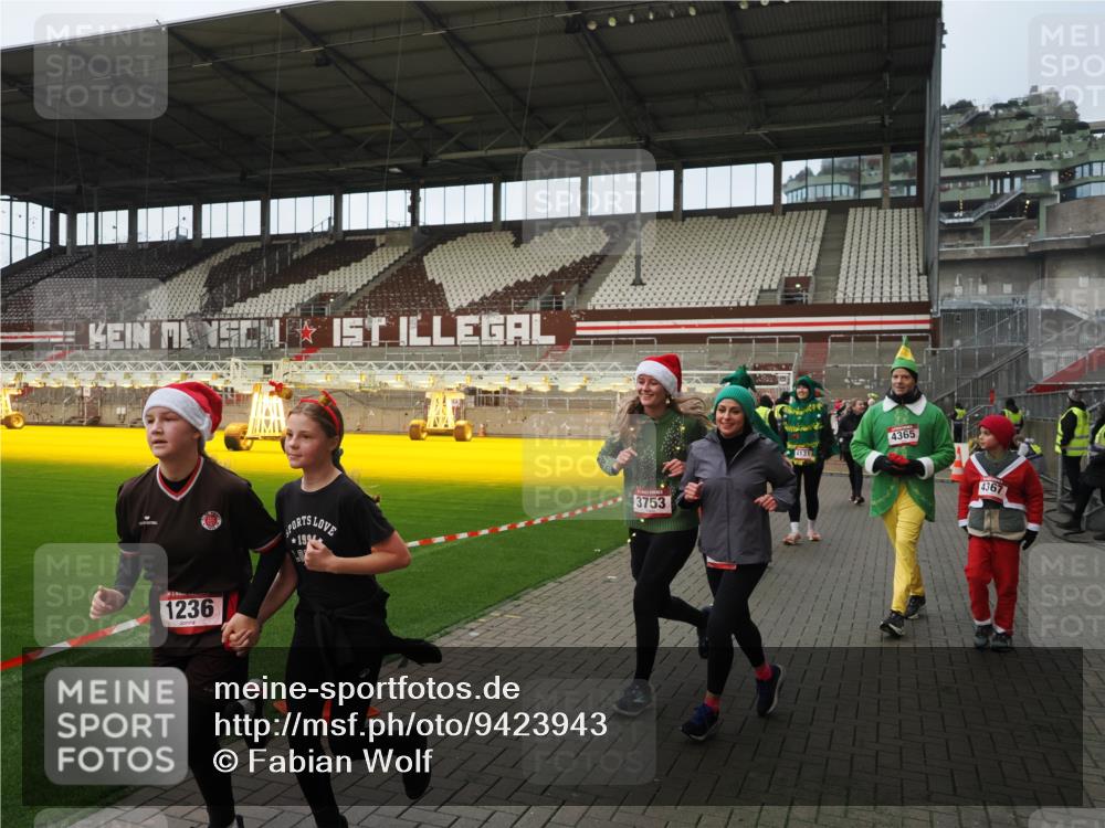07.12.2025 - St. Pauli X-Mass-Run No. 15 Fabian Wolf http://msf.ph/oto/9423943 07.12.2025 12:04:05 Ziel 778, 795, 923, 1236, 1357, 2091, 3121, 3753, 3851, 3983, 3985, 4047, 4049, 4131, 4365, 4367 meine-sportfotos.de