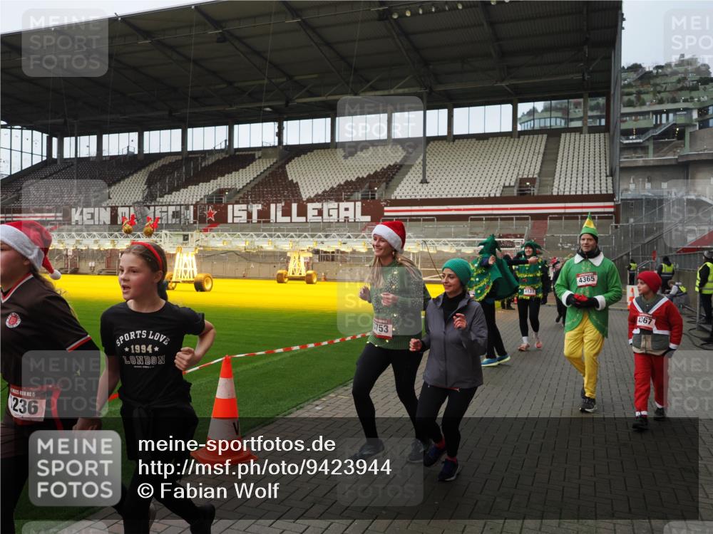 07.12.2025 - St. Pauli X-Mass-Run No. 15 Fabian Wolf http://msf.ph/oto/9423944 07.12.2025 12:04:05 Ziel 778, 795, 923, 1236, 1357, 2091, 3121, 3753, 3851, 3983, 3985, 4047, 4049, 4131, 4365, 4367 meine-sportfotos.de