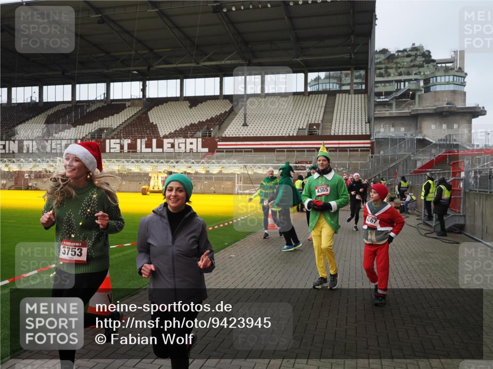 07.12.2025 - St. Pauli X-Mass-Run No. 15 Fabian Wolf http://msf.ph/oto/9423945 07.12.2025 12:04:06 Ziel 778, 795, 923, 1236, 1357, 2091, 2398, 3121, 3705, 3753, 3851, 3983, 3985, 4047, 4049, 4131, 4365, 4367 meine-sportfotos.de